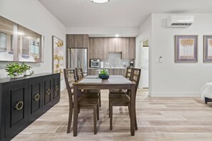 Dining - Lake Oswego modern ground level private condo - Pet Friendly! (Lake Oswego)