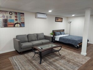 1 bedroom, iron/ironing board, internet, bed sheets - Cozy private studio in amazing College Park with AC (College Park)