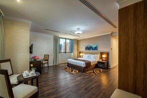 3 室のベッドルーム、セーフティボックス (室内)、デスク、アイロン / アイロン台