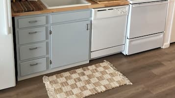 Oven, stovetop, dishwasher