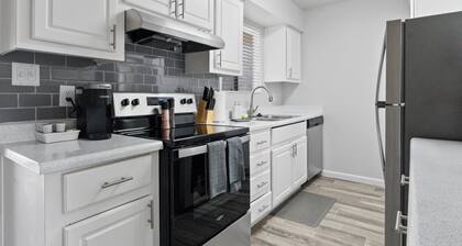 2BR/Pool/Gym/1 Mi To Banner Hospital