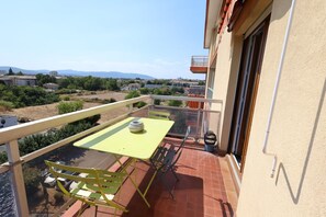 Outdoor dining - Comfortable stay near the beach and the center (Fréjus)