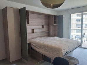 1 slaapkamer, een strijkplank/strijkijzer, wifi, beddengoed