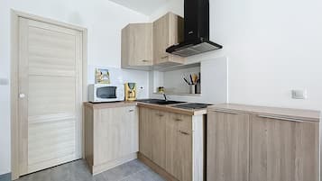 Een koelkast, een microgolfoven, een koffiezetapparaat/waterkoker