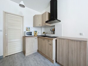 Kühlschrank, Mikrowelle, Wasserkocher mit Kaffee-/Teezubehör