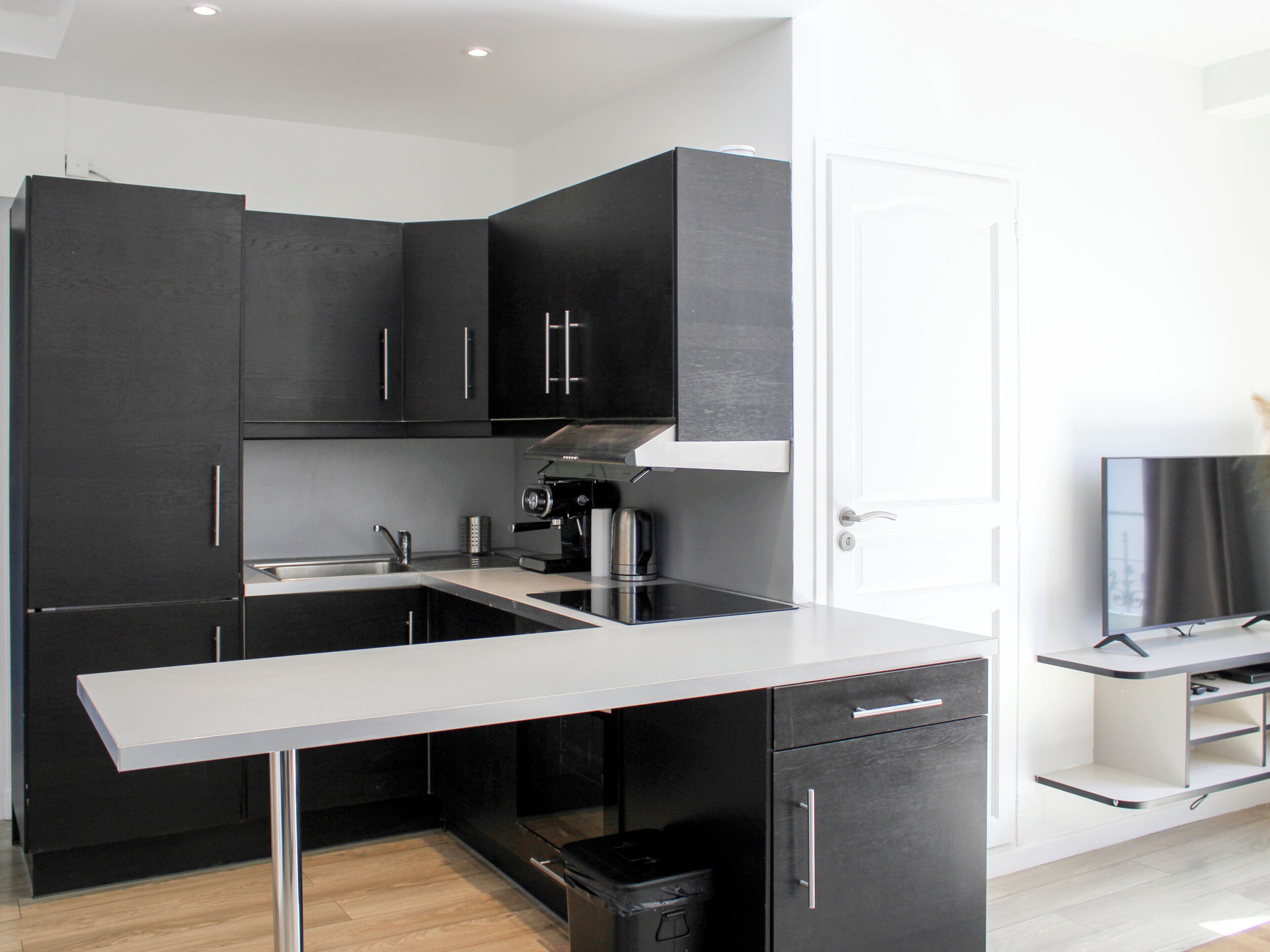 Kylskåp, ugn, diskmaskin och kaffe- och tebryggare