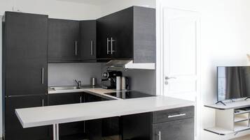 Kylskåp, ugn, diskmaskin och kaffe- och tebryggare