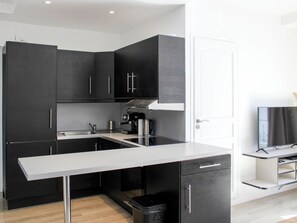 Réfrigérateur, four, lave-vaisselle, cafetière/bouilloire