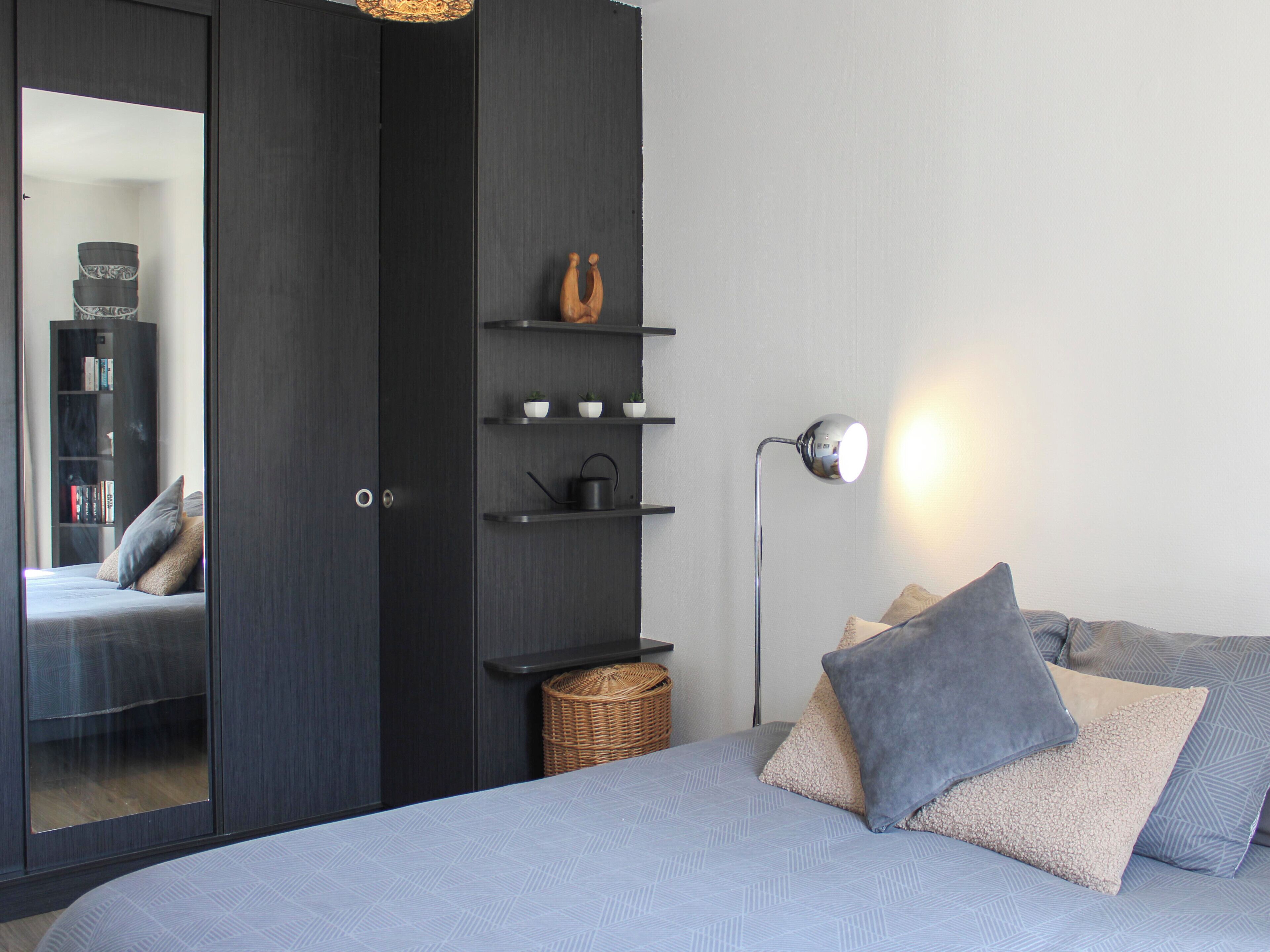 1 dormitorio, tabla de planchar con plancha, wifi y ropa de cama