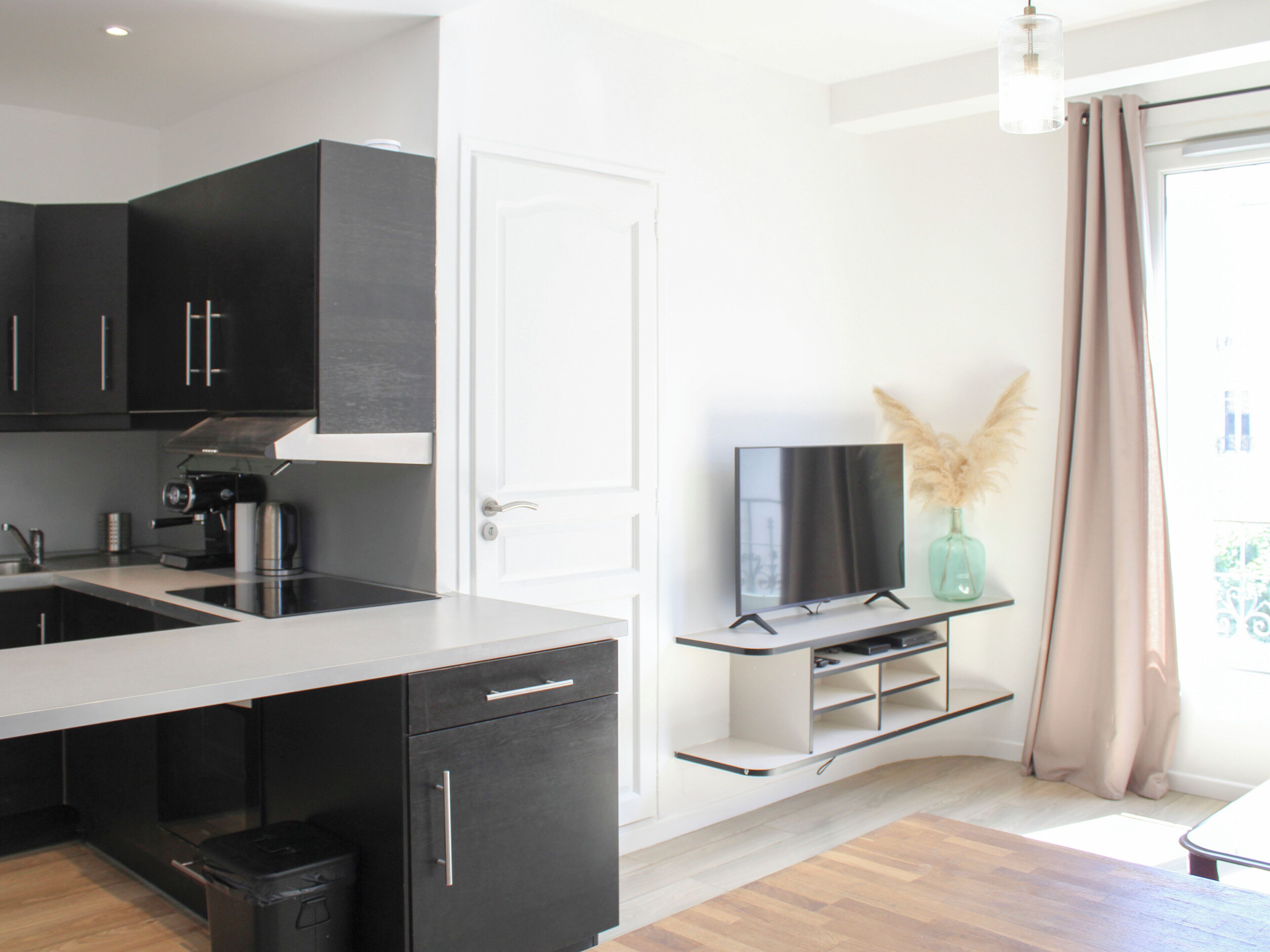 Fridge, oven, dishwasher, coffee/tea maker