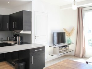 Fridge, oven, dishwasher, coffee/tea maker