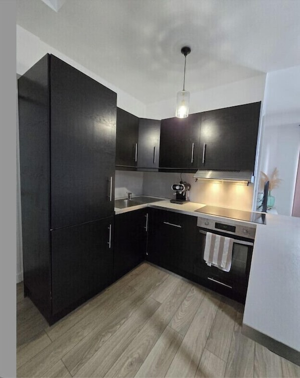 Fridge, oven, dishwasher, coffee/tea maker
