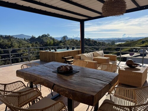 Mountain Home Close to Guatape Pueblo W/Jacuzzi