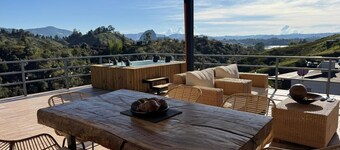 Mountain Home Close to Guatape Pueblo W/Jacuzzi