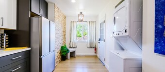 Bright & Modern 2BR Retreat– Stylish & Central