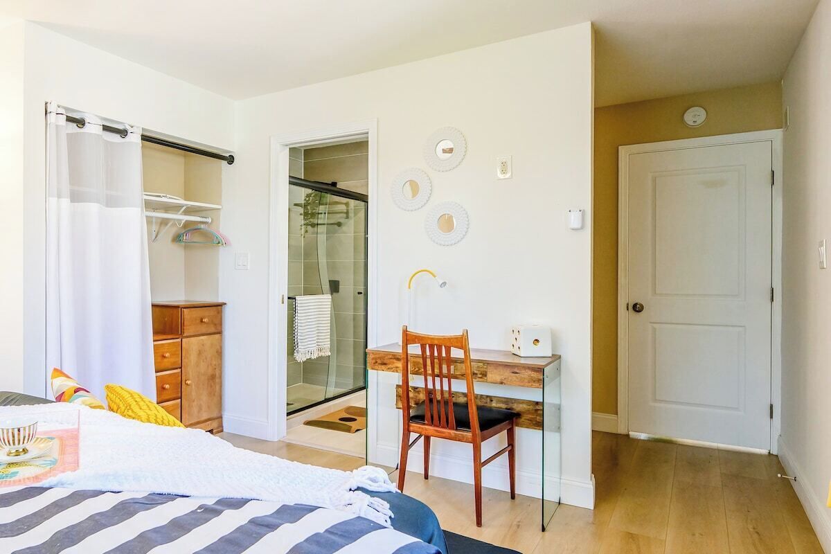 2 Schlafzimmer, Schreibtisch, Bügeleisen/Bügelbrett, Reisekinderbett