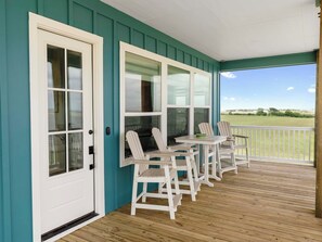 Terrace/patio - Unwind on the Bay- Fishing, Pool, Tennis, Basketball courts & Kids' Playground (Palacios)