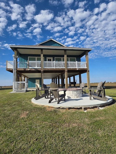 Unwind on the Bay- Fishing, Pool, Tennis, Basketball courts & Kids' Playground