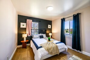 2 bedrooms, desk, iron/ironing board, travel crib - Modern & Urban Oasis Steps to BART- 3Beds (San Leandro)