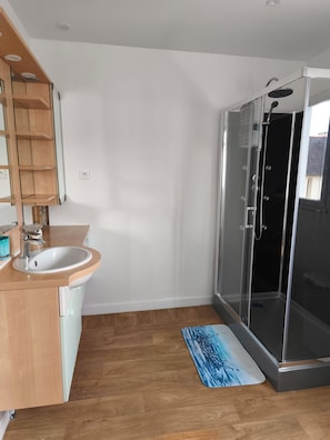 Een douche, een haardroger, handdoeken, zeep