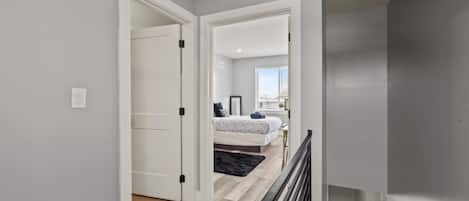 2 makuuhuonetta, työpöytä, silitysrauta/-lauta, ilmainen Wi-Fi