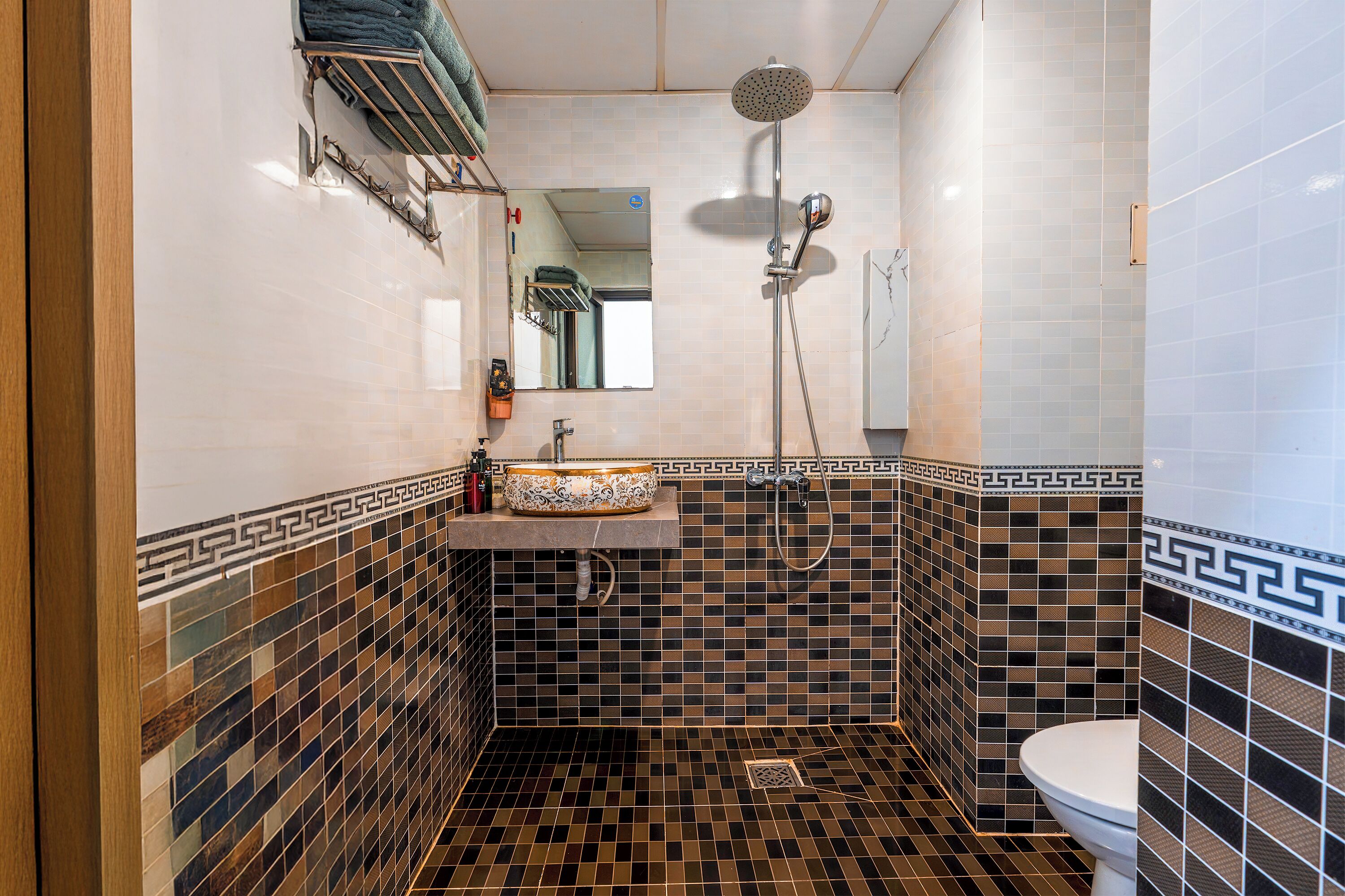Vietnam Superior Double | Bathroom | Shower, rainfall showerhead, free toiletries, hair dryer