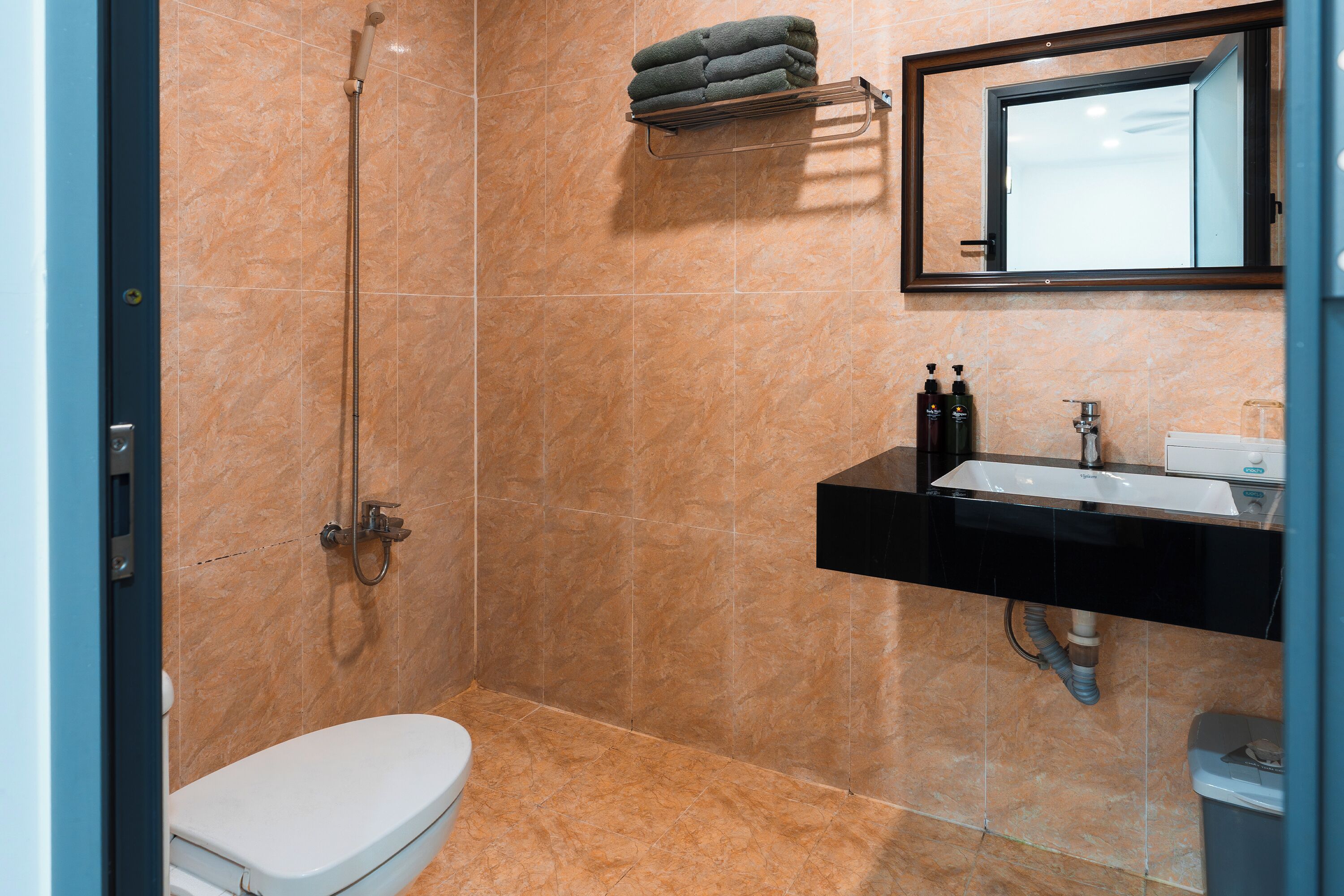 Un baño con inodoro, ducha y lavamanos.