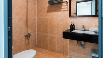 Un baño con inodoro, ducha y lavamanos.