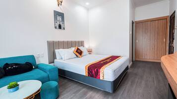 Vietnam Suite Double | Seprai premium, meja kerja, kedap suara, dan Wi-Fi gratis