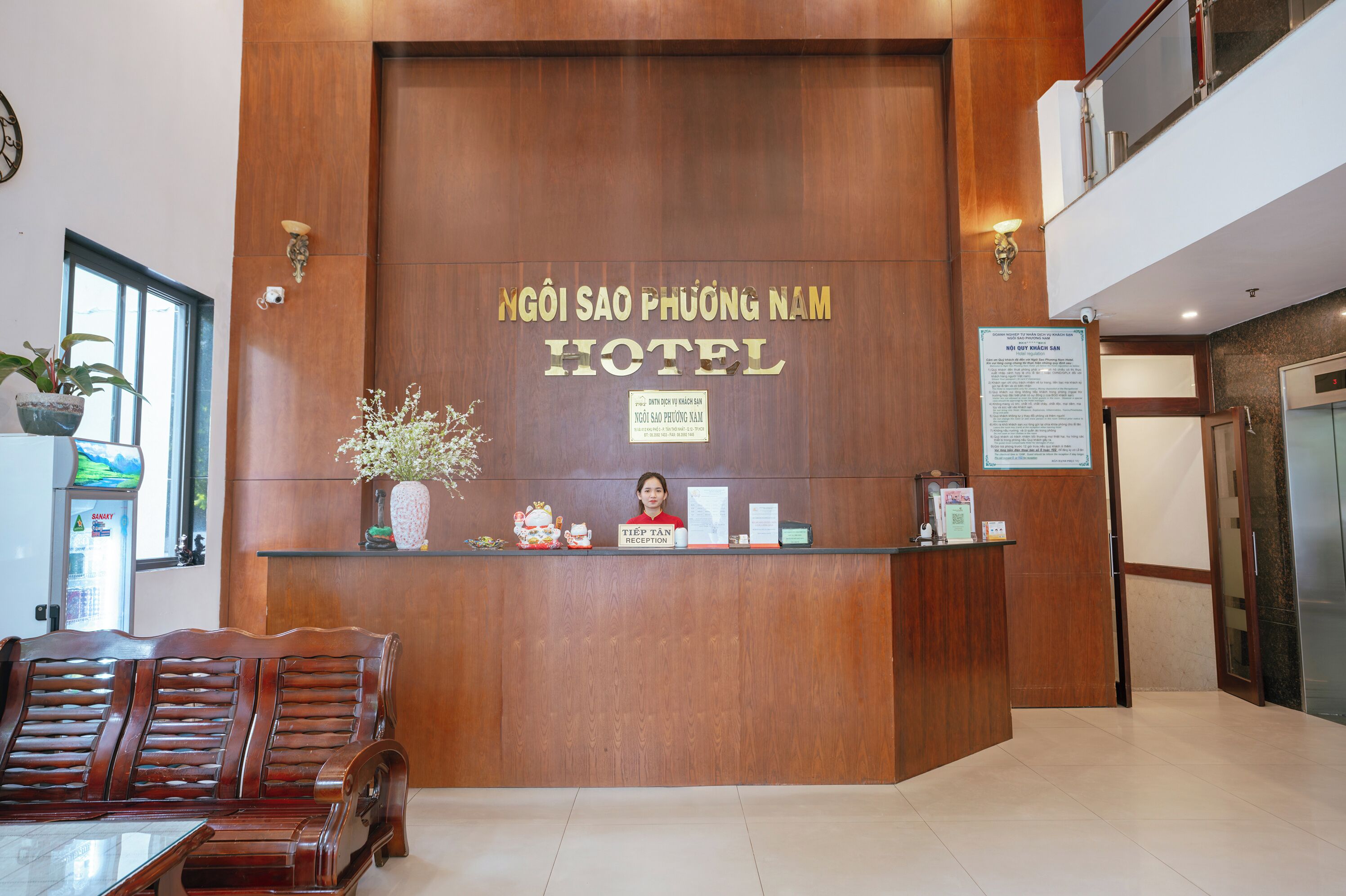 Una reception con un cartello che riporta la scritta "Ngôi Sao Phương Nam Hotel".