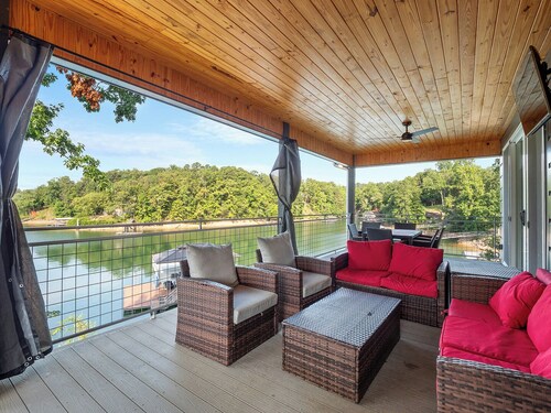 Sweet Retreat: 5  BR, 4  BA House in Houston, Sleeps 15