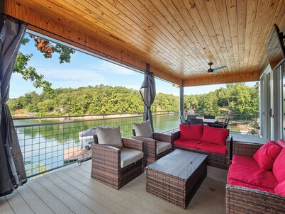 Sweet Retreat: 5  BR, 4  BA House in Houston, Sleeps 15