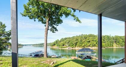 Sweet Retreat: 5 BR, 4 BA House in Houston, Sleeps 15