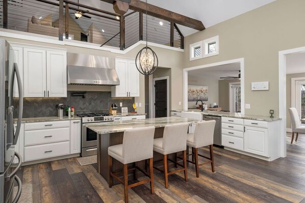 Fridge, microwave, oven, stovetop - Happy House: 4  BR, 4  BA House in Bremen, Sleeps 12 (Bremen)