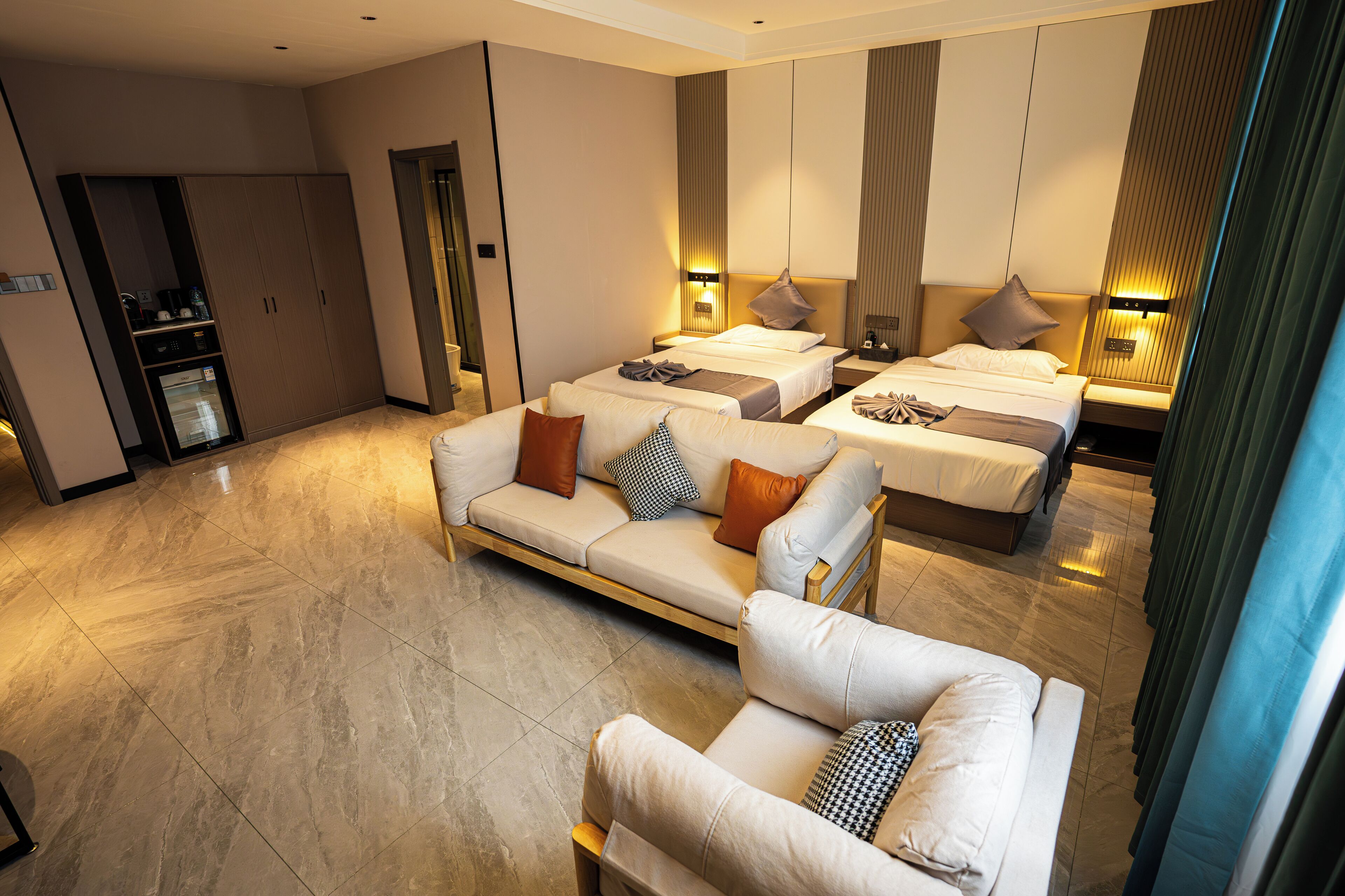 Business tweepersoonskamer, Meerdere bedden | Donsdekens, Select Comfort-bedden, een gratis minibar