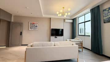 Business Single Room, 1 King Bed, City View | Living area | Computer monitors, printers