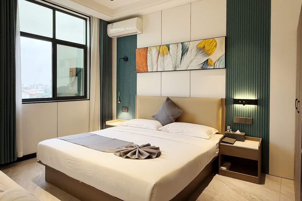 Business Single Room, 1 King Bed, City View | In-room safe, desk, laptop workspace, blackout curtains