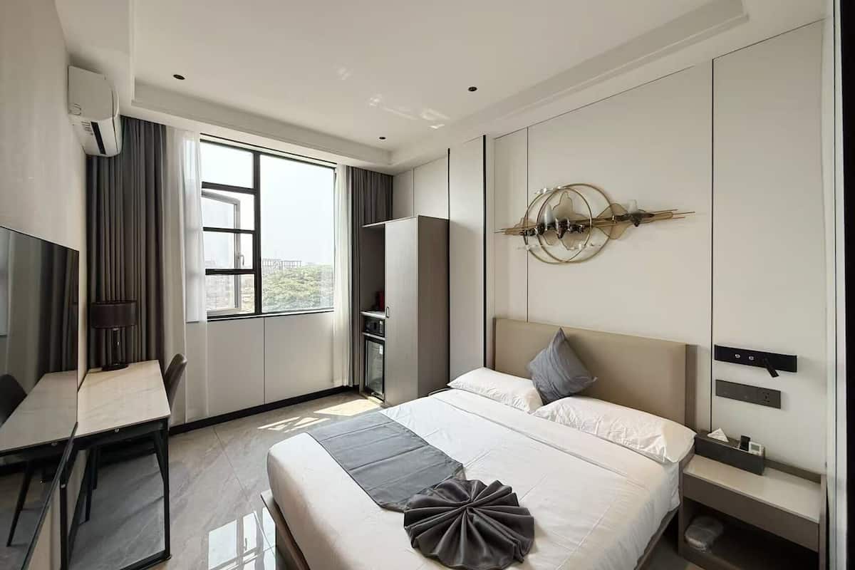 Basic Single Room, 1 Double Bed, Air conditioning | In-room safe, desk, laptop workspace, blackout curtains