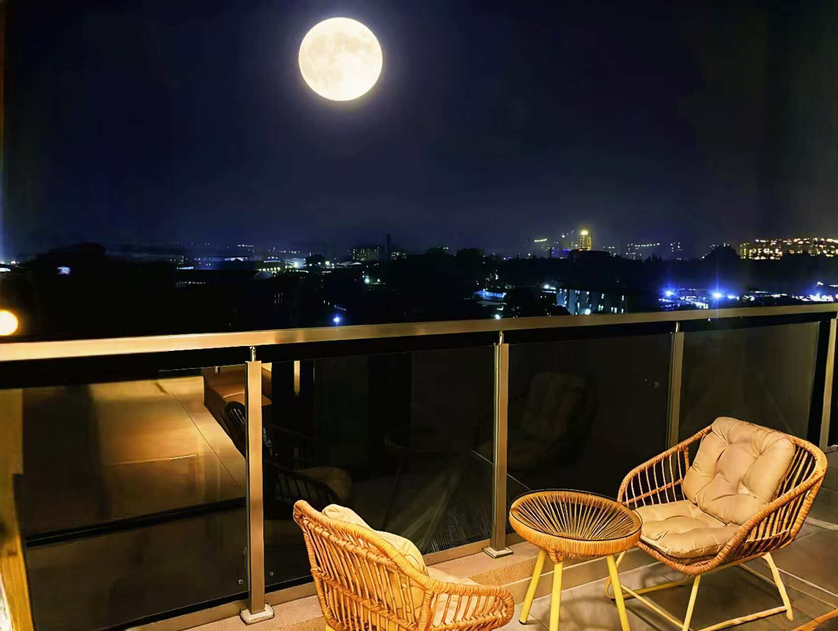 ビジネス シングルルーム キングベッド 1 台 シティビュー | セーフティボックス (室内)、デスク、ノートパソコン用作業スペース、遮光カーテン