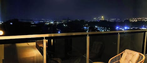 Business Single Room, 1 King Bed, City View | Terrace/patio