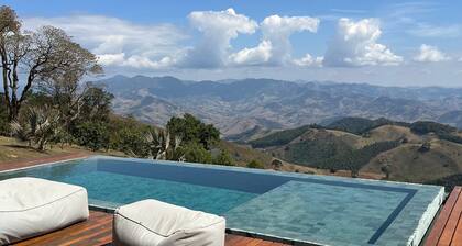 Chalet Above the Clouds - Entire House with Infinity Pool - São Bento do Sapucaí