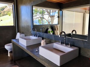 Shower, jetted bath, hair dryer, towels