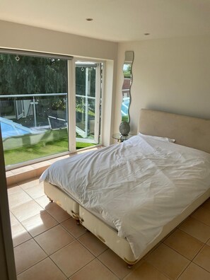 5 bedrooms, iron/ironing board, WiFi, bed sheets