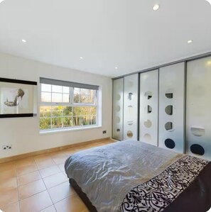 5 slaapkamers, een strijkplank/strijkijzer, wifi, beddengoed