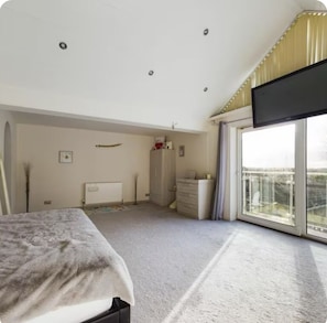 5 quartos, ferros/tábuas de passar roupa, Wi-Fi, roupa de cama