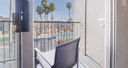 2BR - Gym - Pool - Great For Mid/Long Stays