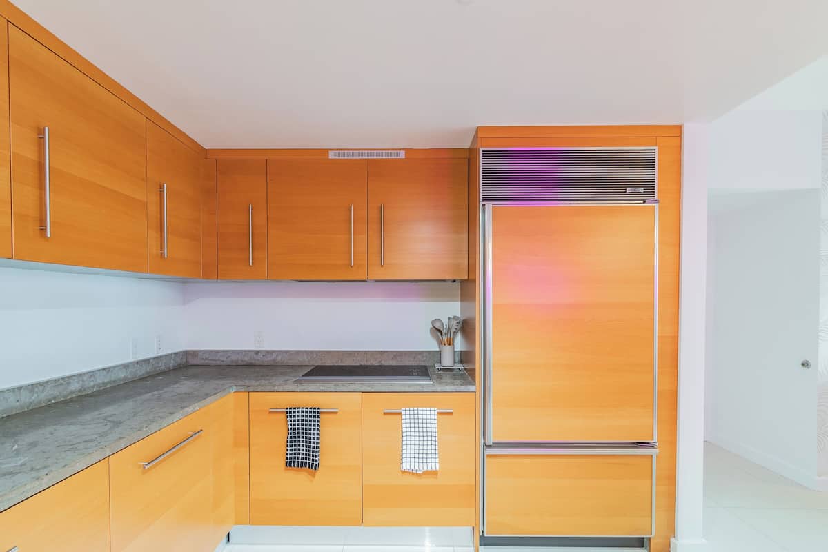 Refrigerador con freezer, microondas, horno, placa de cocina