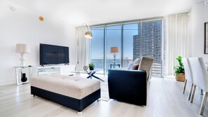 Condo panorâmico, 2 quartos, cozinha, vista para o oceano | Área de estar