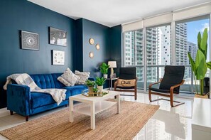 Leilighet – exclusive, 1 kingsize-seng med sovesofa, kjøkken, byutsikt | Oppholdsområde | En 55-tommers smart-TV med digitale kanaler samt Netflix og Hulu