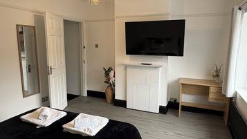 3 bedrooms, iron/ironing board, Internet, bed sheets